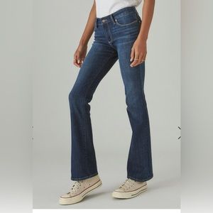 Brand new Lucky Jeans mid-rise sweet boot 8/29 and regular inseam!